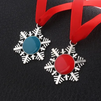 2019 מתנת חג מולד תכשיטי מתכת חלולים פתית שלג שרשרת תליון מדומה מדליית שרשרת בד אדום, חבל שרשרת לילדים